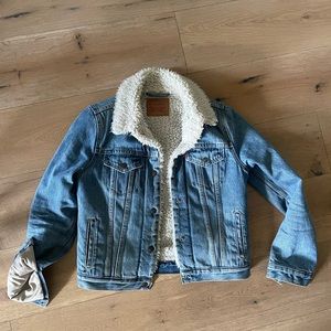 Levi’s- women’s small shearling lined denim jacket